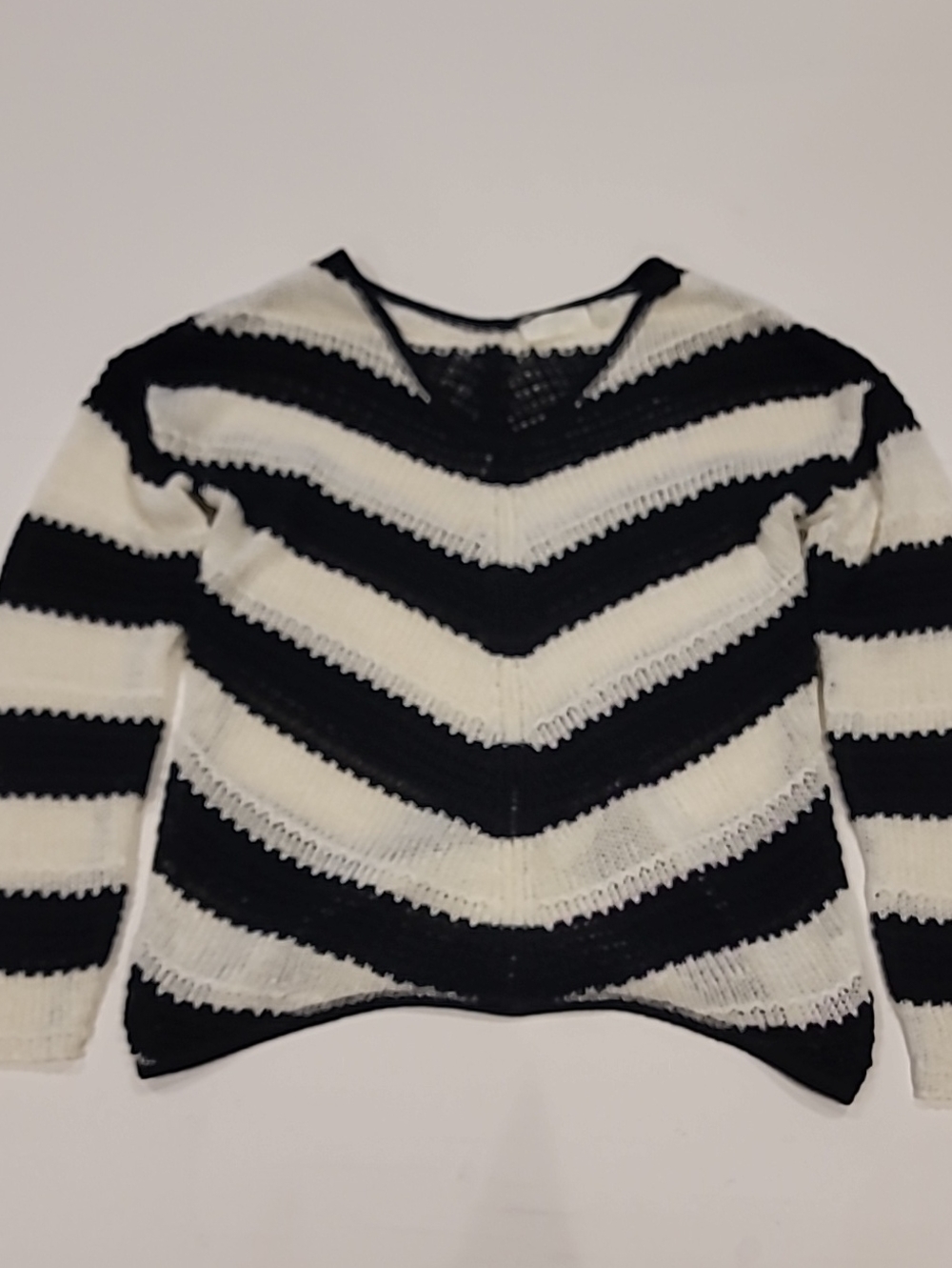 RD Style Slim Black and White Chevron Knit Sweater Large - Picture 8 of 11